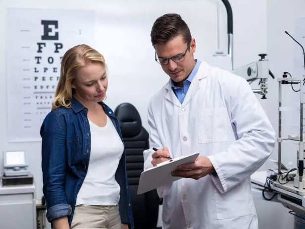 DOCTOR DISCUSSING WITH PATIENT