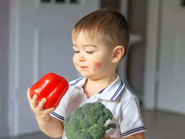 CHILD SHOWING A FOOD RASH