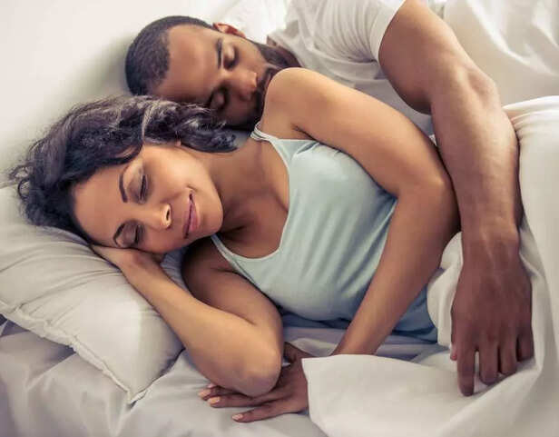 COUPLE SLEEPING