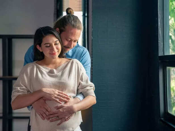 PREGNANT WOMAN WITH HER HUSBAND