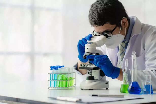 MAN WORKING IN A LAB