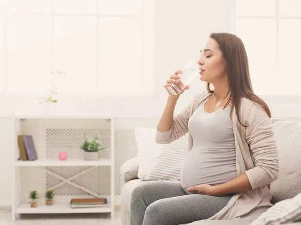 pregnant women drinking water