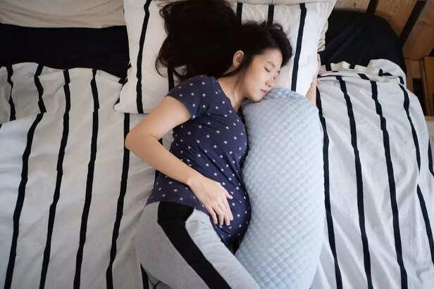 pregnant woman sleeping with discomfort