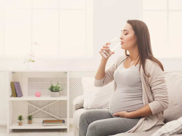 pregnant women drinking water