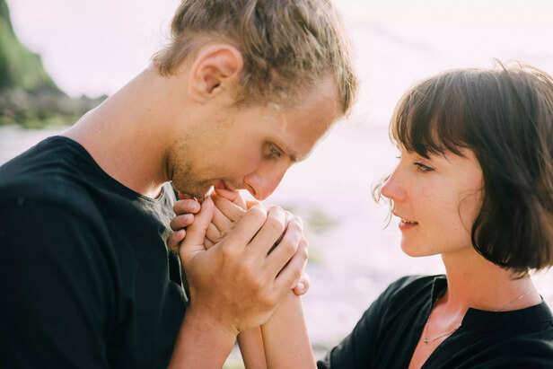Hands kiss