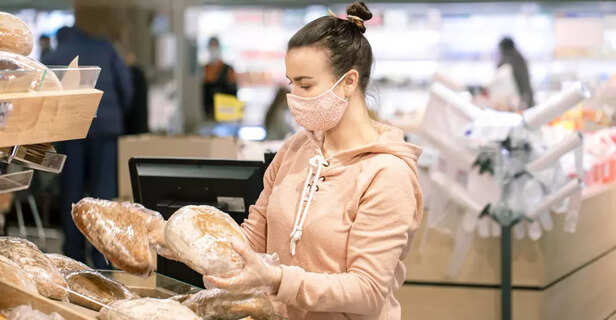 Woman picking frozen food at the supermarket ( Image Credit: Freepik)