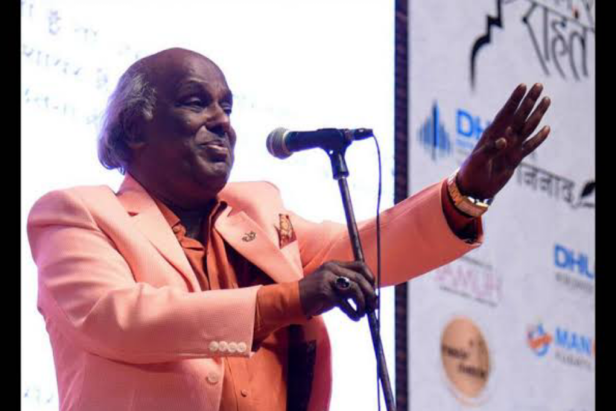 Rahat Indori at a Mushaira.