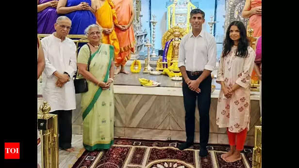 Narayana Murthy at the Raghavendra Swamy Mutt with His Family