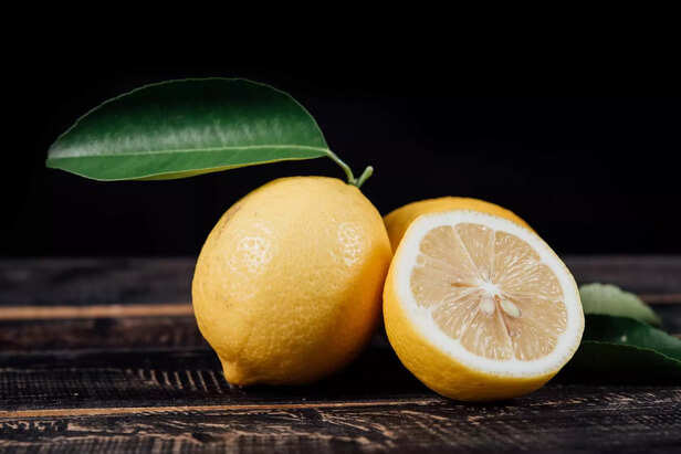 sliced-lemons-wood-table