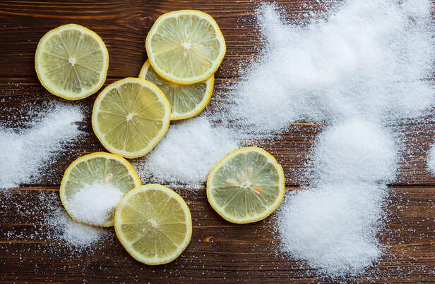 set-salt-it-lemon-slices-wooden-surface