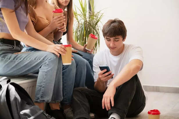 Breadcrumbing- When Flirty Texts Lead Nowhere