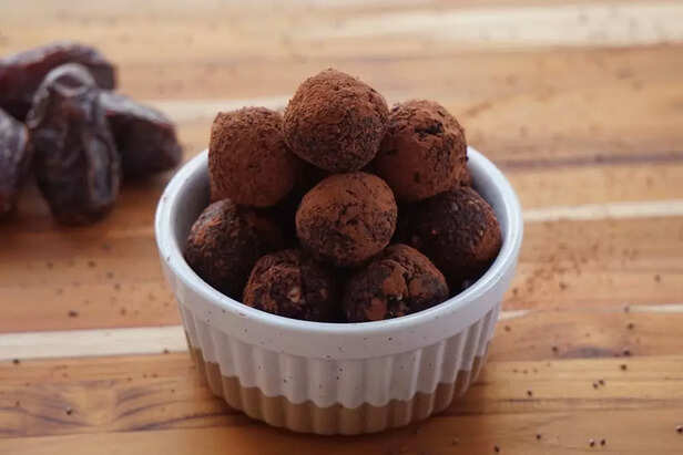 No-Bake Chocolate Oat Truffles