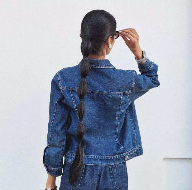 Experimenting with hairstyles according to the fit.