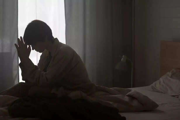 medium-shot-sad-woman-sitting-bed