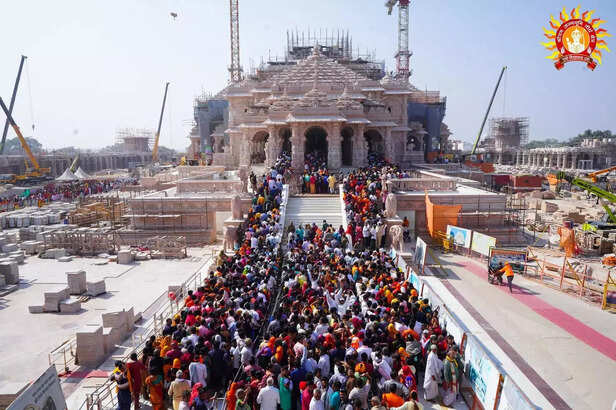 Ayodhya, Feb 03 (ANI)_ Devotees in large numbers arrive to offer prayers to Lord....