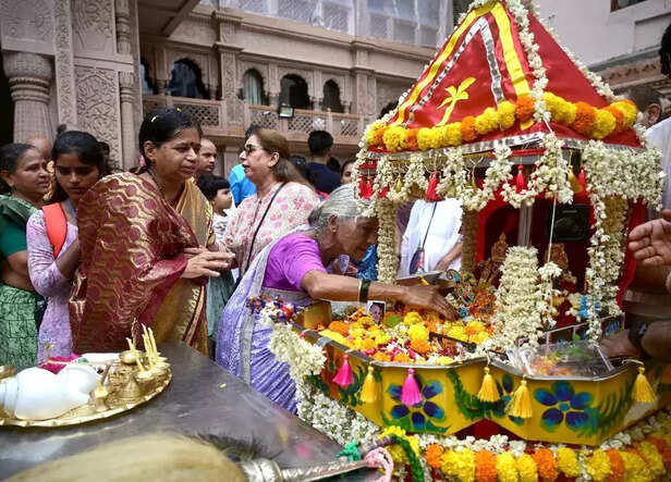 Mumbai, Jun 27 (ANI)_ Devotees receive the blessings during Shree Jagannath Rath....