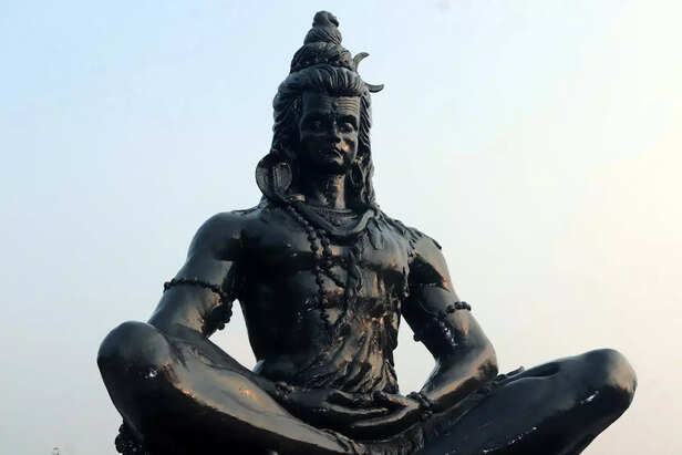 poor devotee praying to shiva in sawan rain
