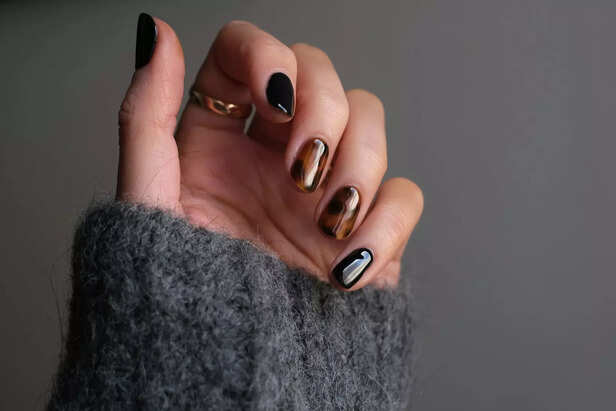 Cozy brown manicure