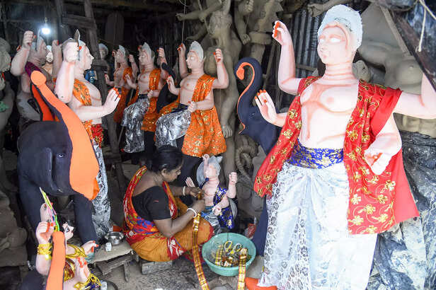 Final touches to a Lord Vishwakarma