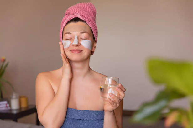Applying Face pack