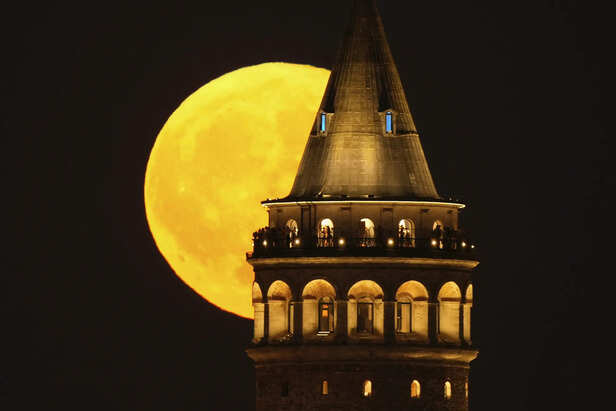 Let go things under this moonlight