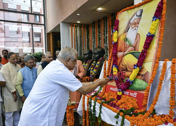 Leaders pay floral tribute to Maharishi Valmiki