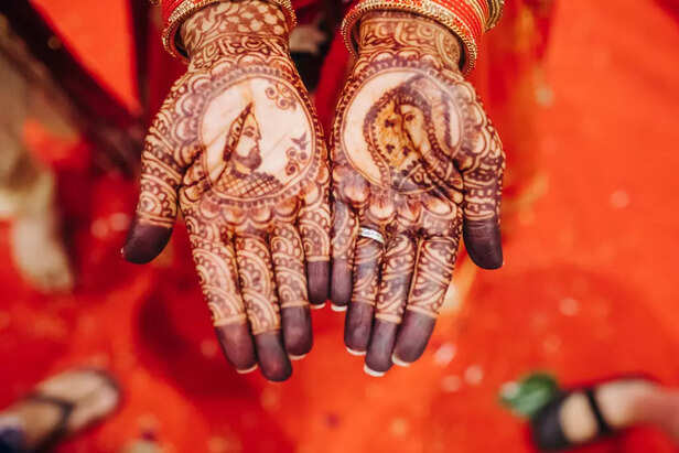 Mehndi designs for Karwa Chauth 2025.