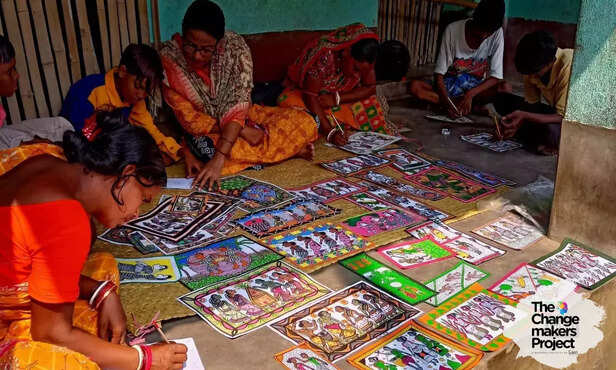 370180-patachitra-artists-ancient-west-bengal-bankura-locals-bengals-folk-art-rural-india-bharatpur-kolkata-traditional-chitrakar-4