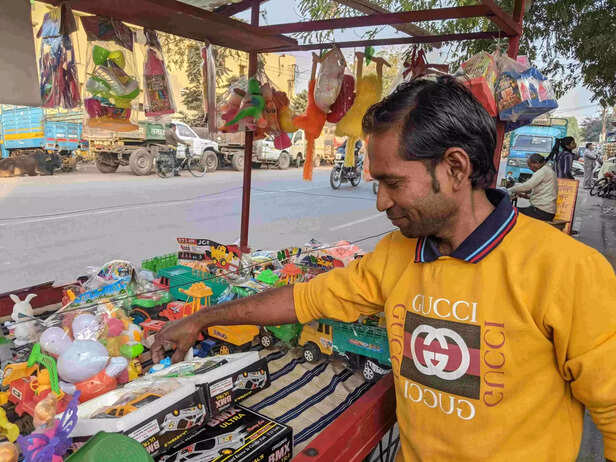 350517-sharad-patel-gaon-connection-ground-report-beggers-life-neetu-singh-4-scaled