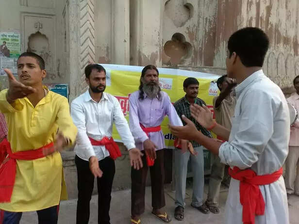 350522-sharad-patel-gaon-connection-ground-report-beggers-life-neetu-singh-7