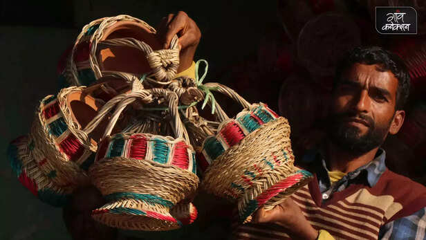 362624-handmade-wooden-coal-kashmir-cold-winter-kangri-women-traditional-culture-5