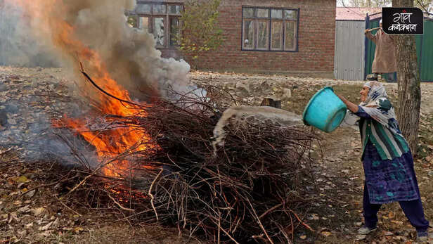 362625-handmade-wooden-coal-kashmir-cold-winter-kangri-women-traditional-culture-7