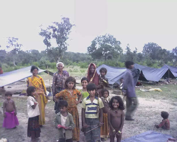 353957-pardhi-tribe-mp-old-photo