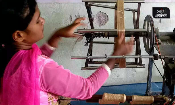 367465-silk-reelers-odisha-tribal-women-resham-sutra-solar-reeling-machine-unnati-5