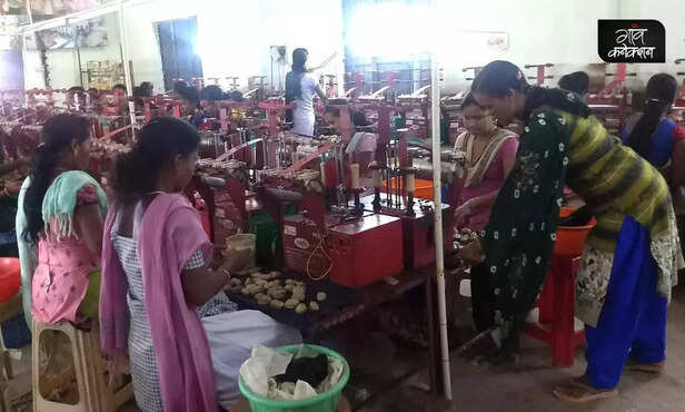 367466-silk-reelers-odisha-tribal-women-resham-sutra-solar-reeling-machine-unnati-4