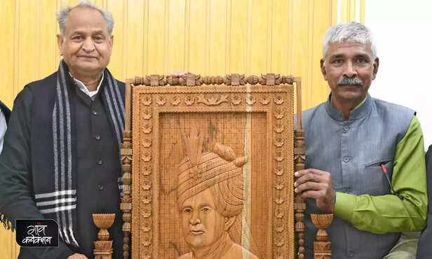 366491-farmer-trilokchand-mandan-sculpted-wood-masterpieces-hanumangarh-rajasthan-craft-art-3