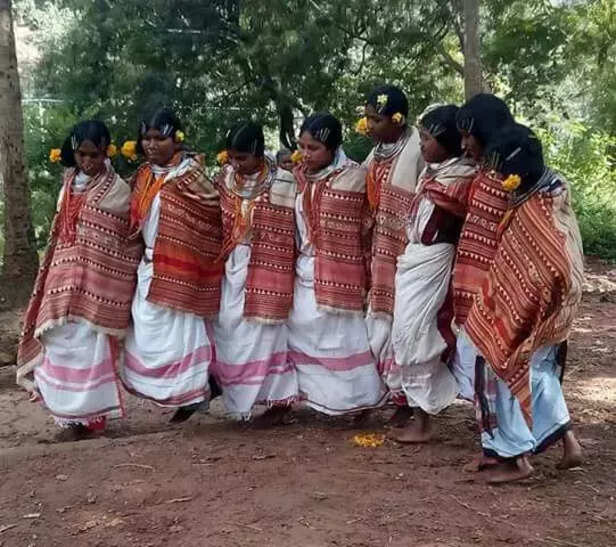 361134-2-dongria-girls-dancing-wearing-shawls