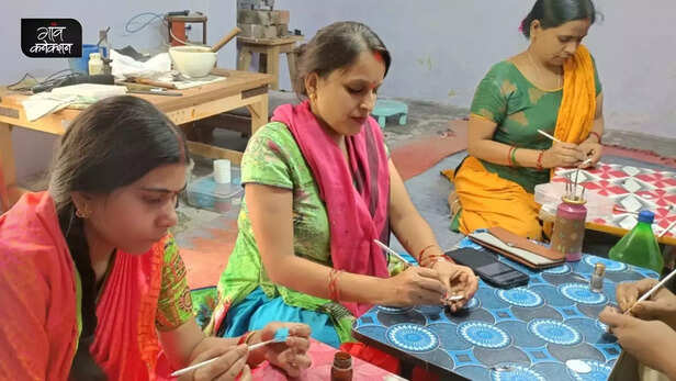 360640-gulabi-meenakari-mughal-art-persia-varanasi-banaras-gi-tag-women-empowerment-craft-1