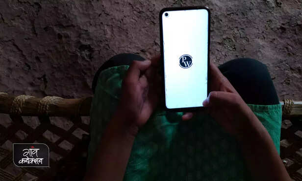 366813-internet-digital-mobile-women-empowerment-rural-india-internet-access-8