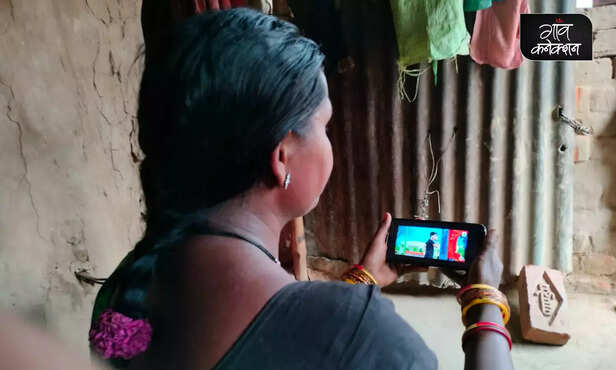 366816-internet-digital-mobile-women-empowerment-rural-india-internet-access-5