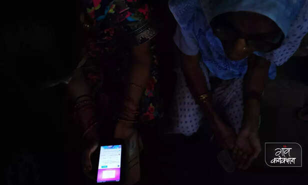 366818-internet-digital-mobile-women-empowerment-rural-india-internet-access-3