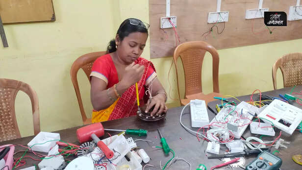 366968-women-electrician-indore-madhya-pradesh-samanya-society-women-empowerment-4