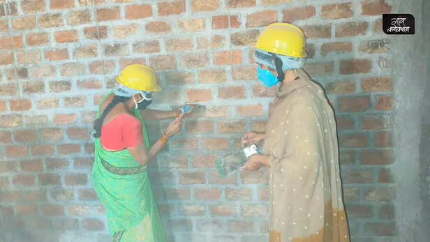 366970-women-electrician-indore-madhya-pradesh-samanya-society-women-empowerment-3