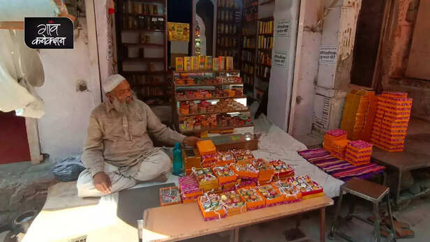 363921-gulal-gota-jaipur-rajasthan-traditional-holi-festival-colorful-lac-balls-3