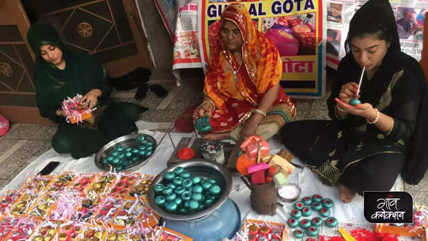 363922-gulal-gota-jaipur-rajasthan-traditional-holi-festival-colorful-lac-balls-6