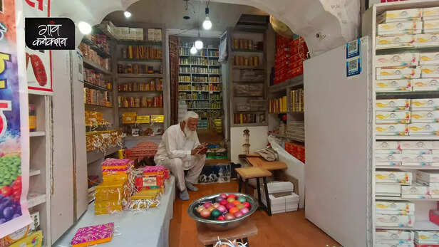 363923-gulal-gota-jaipur-rajasthan-traditional-holi-festival-colorful-lac-balls-2