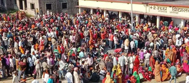 357209-bihar-farmers-upset-due-to-shortage-of-urea-and-other-chemical-fertilizers