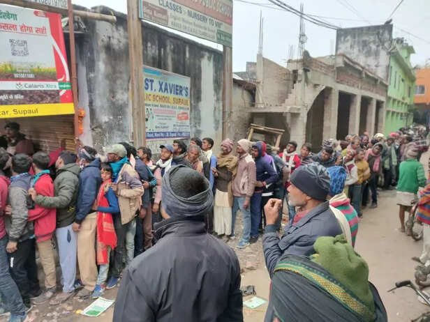 357215-bihar-farmers-upset-due-to-shortage-of-urea-fertilizers