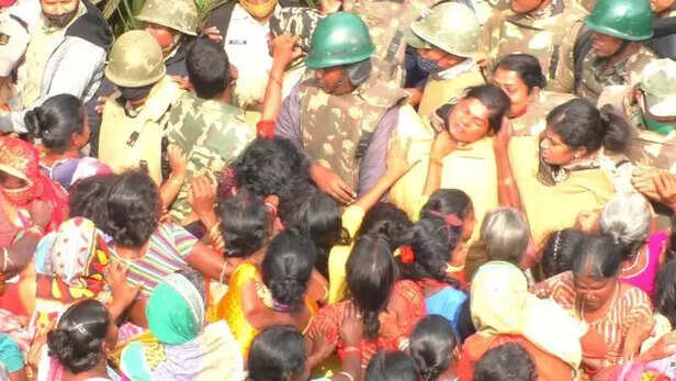 357414-odisha-jagatsinghpur-steel-plant-protest-jsw-dhinka-land-acquisition-betel-paddy-farmers-polise-baton-charge-5