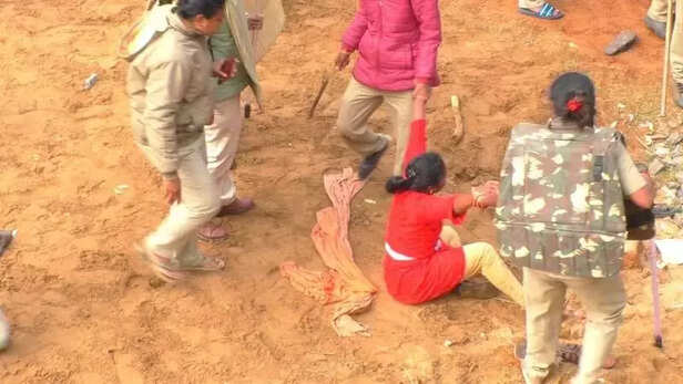 357416-odisha-jagatsinghpur-steel-plant-protest-jsw-dhinka-land-acquisition-betel-paddy-farmers-polise-baton-charge-3